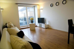 Impeccable 2-Bed Apartment in Brentwood